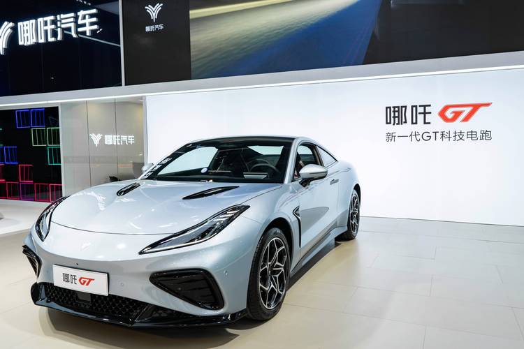 深圳148哪吒汽车在智能汽车领域的表现，领途汽车在新能源汽车市场中的影响力